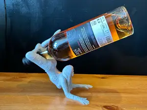Wine girl holder (balancing)