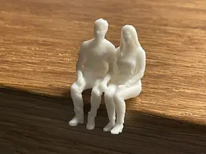 Kleines sitzendes Paar