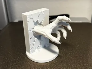 Hand durch die Wand – Gruselige Monsterhand