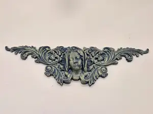 Barockes Zierelement mit Frauenkopf