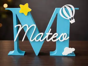 Letra M con nombre Mateo y adornos