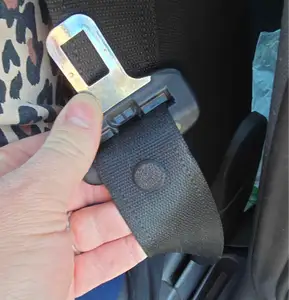 Bouton de maintien de la ceinture de sécurité