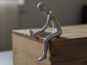 Sculpture of a Seated Man Escultura Hombre Sentado