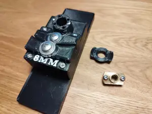 Recreator 3D bottle cutter lead screw nut adapter