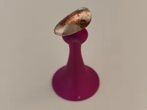 ergonomic press-on/fake nail holder in chess style