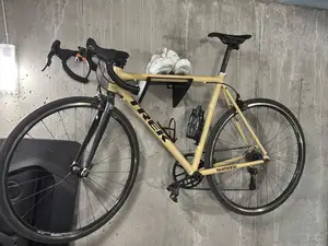 Wall-mounted bike holder with shelf