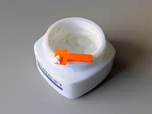 Small makeup/cream/moisturizer spatula