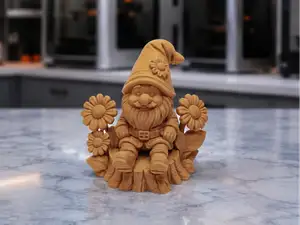 Gnom auf Baumstumpf mit Blumen