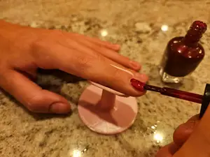 NAIL POLISH FINGER SUPPORT