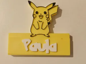 paula nome da scrivania con pikachu