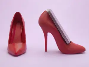 High Heel inspired Smartphone stand – elegant Desk