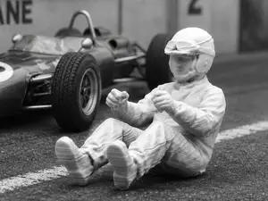 Figurine 1/43 pilote F1 années 60 (casque visière)
