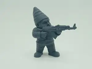 Wichtel mit Gewehr AK47 Gartenzwerg Gnom