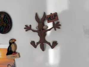 coyote estrellado con el cartel de HELP