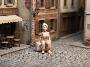 figurine 1/64 femme assise sur une valise