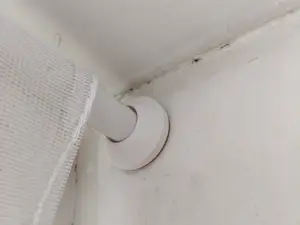 Adjustable curtain rod bracket