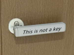 THIS IS NOT A KEY 这不是钥匙