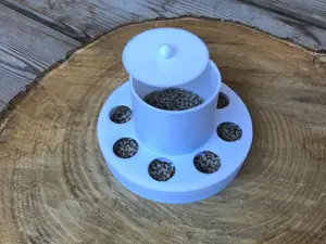 Auto-Refill Chicken Feeder – No Support Needed
