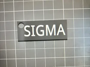 Brylok z napisem SIGMA