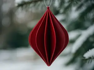 Rubinrotes Ornament – Schwebende Festtagsform