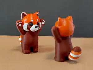 举手小熊猫