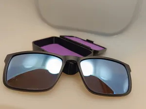 Caja para clip solar Multi Opticas modelo Cooper
