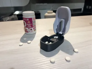 Half-Cut Hero – Compact Pill Cutter