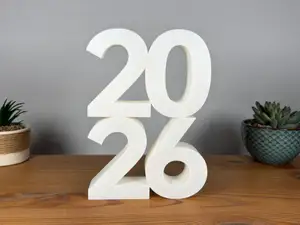 2026 - Deko Aufsteller mit Schriftzug 