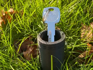 Cache clés arroseur factice