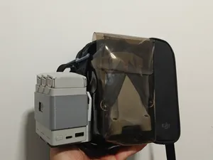 用于在大疆赠送的无人机收纳包侧面挂载充电管家