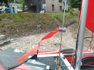 Wind vane for shrouds with 3 to 4 mm thickness