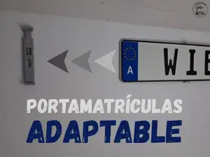 Portamatrículas adaptable para pared.