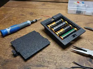 4xAA Battery Case with Snap Lid