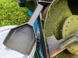 Lawn mower cleaning scraper shovel