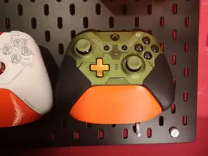 Minimalistic Xbox Elite Series 2 Controller Stand for Skadis (Supports Scuf Paddles)