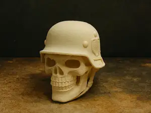 Schädelkrieger mit Helm Stahlhelm Skull