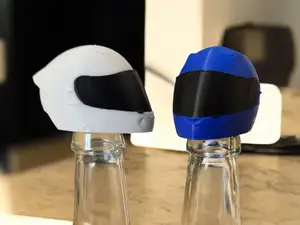 Motorradhelm für Bierflasche