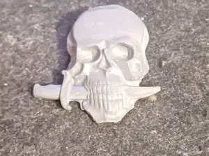 Teschio di morto con pugnale