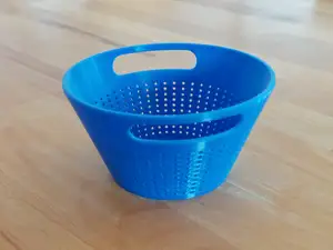 Strainer with flat bottom