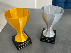 16cm großer Pokal - Schild anpassbar - mit Kanten
