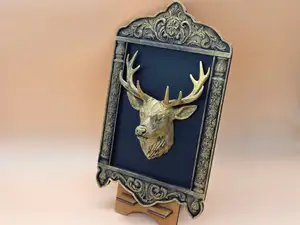 Dekorativer Hirschkopf mit Ornamentrahmen 2 teilig
