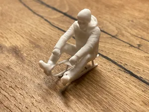 Kleiner Mann mit Schlitten
