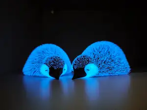 趴下的绒毛小企鹅