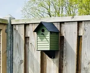 Classic birdhouse with mounting bracket.