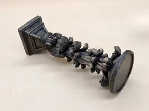 Ornamentaler Kerzenhalter / Dekosäule