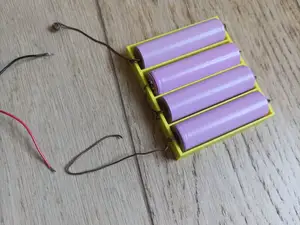4 batteries 18650 holder
