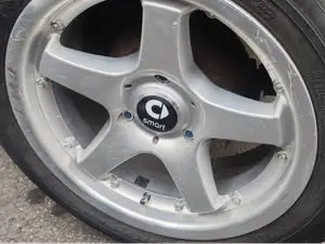 Smart Fortwo floating center cap