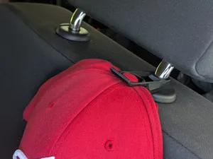 Huthalter für Kappen für die Kopfstütze im Auto