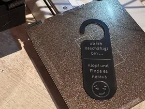 lustiges Schild für an die Tür hängen
