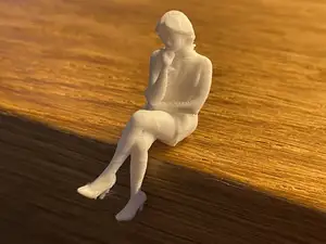 Kleine sitzende, nachdenkende Frau